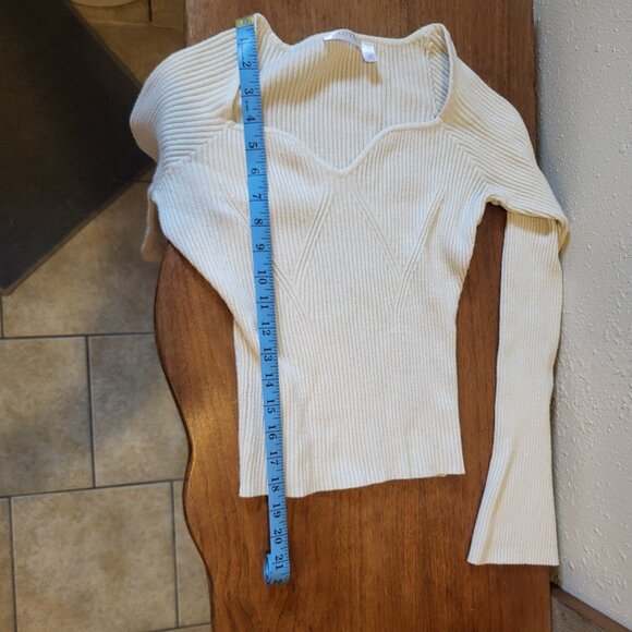 Cloth women's cream long sleeve blouse, pullover, flared at wrists, Medium. - Picture 9 of 9